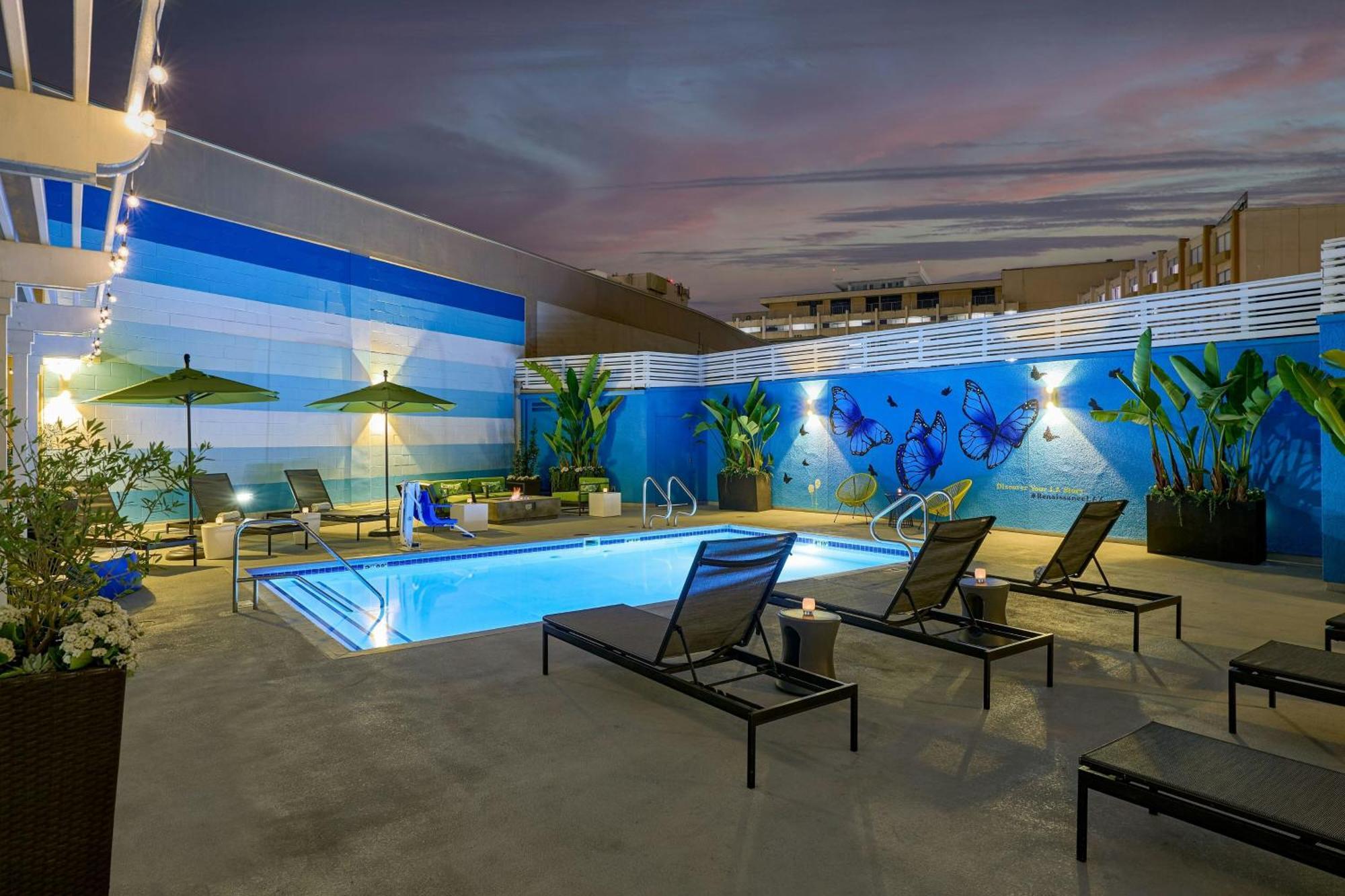 Renaissance Angeles Airport Hotel 4*