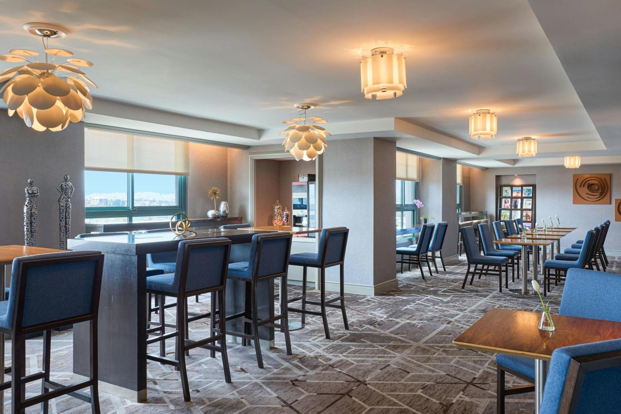Hotel Renaissance Angeles Airport 4*