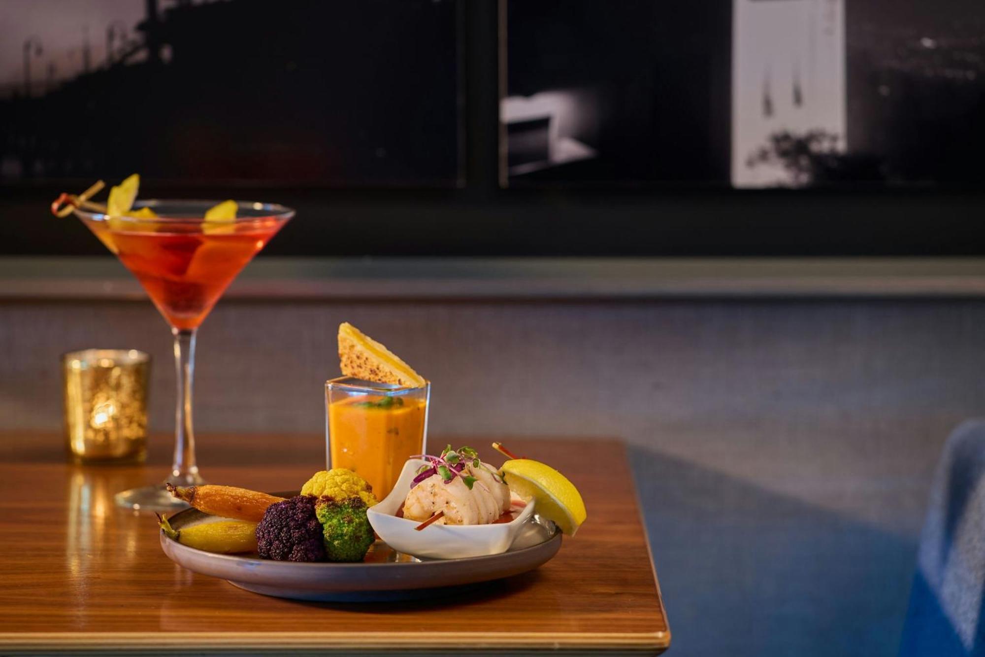 Renaissance Angeles Airport Hotel 4*