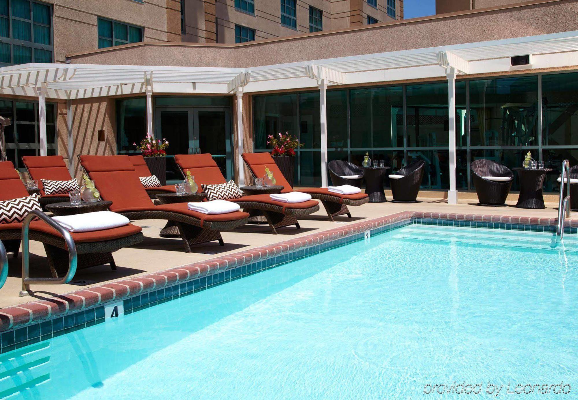 Hotel Renaissance Angeles Airport 4*