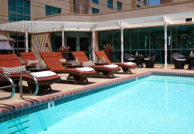 Hotel Renaissance Angeles Airport 4*